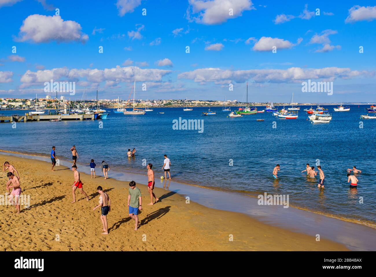 Persone che giocano alla spiaggia di Cascais, Lisbona, Portogallo Foto Stock