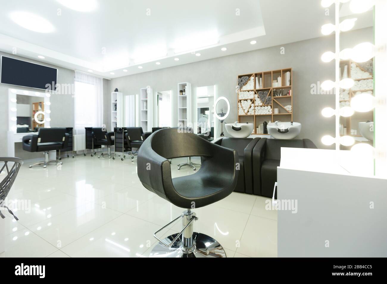 Salone per capelli vuoto con sedie e specchi Foto Stock