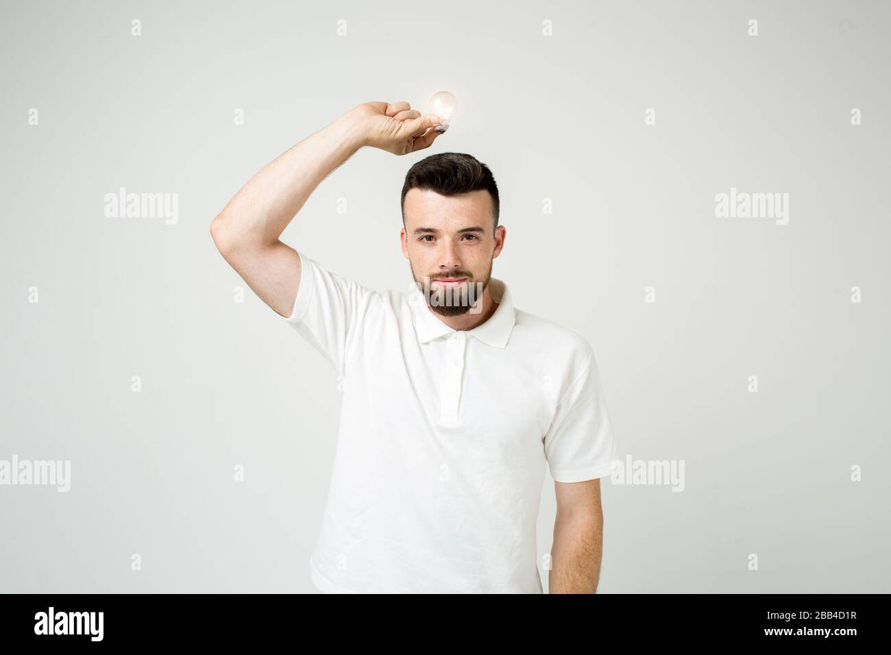 giovane freddo bearded uomo idea concetto, felice studente di arrivare con una soluzione or. isolato su bianco Foto Stock