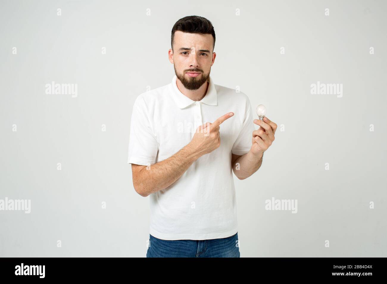 giovane freddo bearded uomo idea concetto, felice studente di arrivare con una soluzione or. isolato su bianco Foto Stock