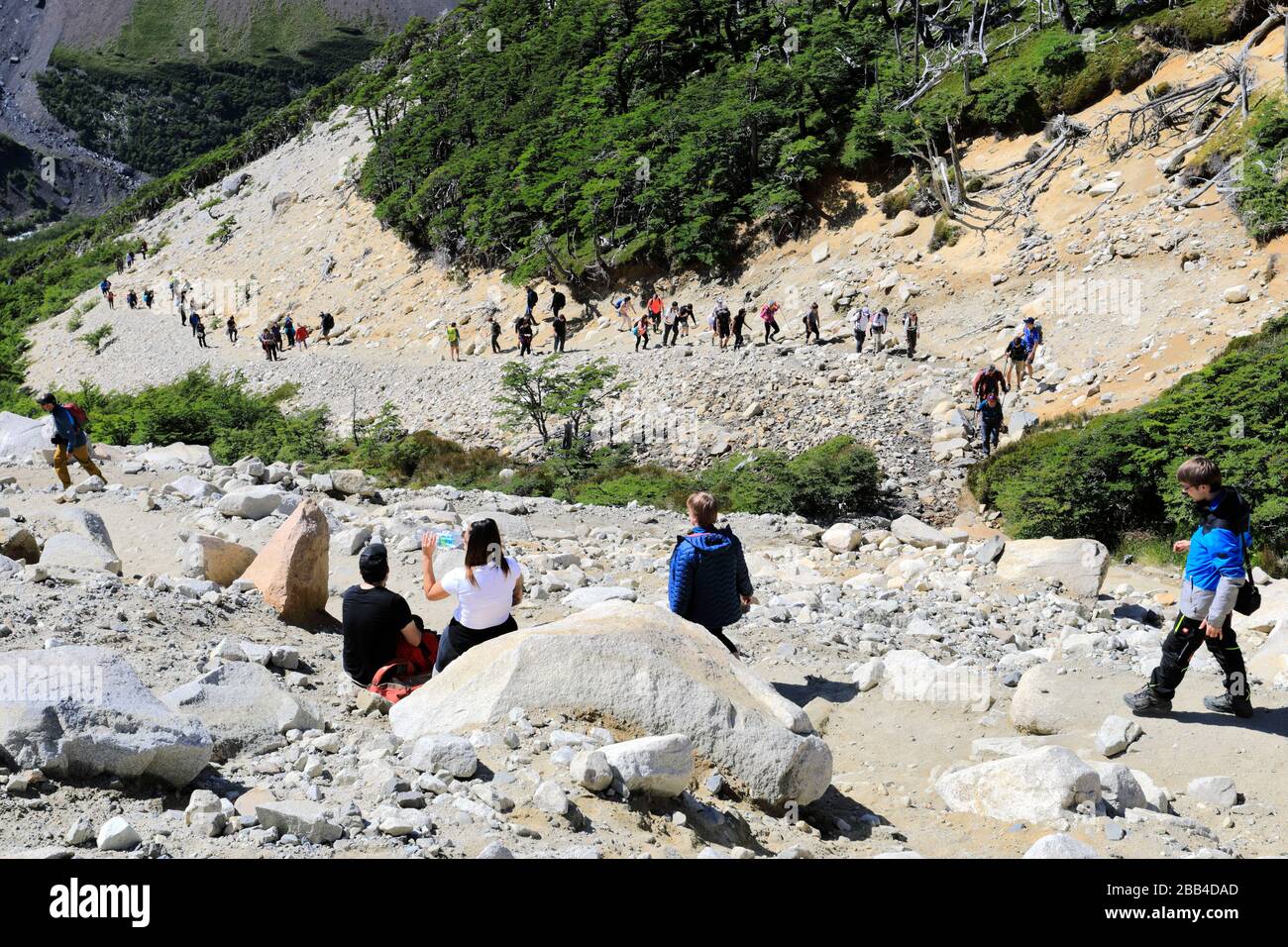 Camminatori lungo la valle del Rio Ascendente, Parco Nazionale Torres de Paine, Regione Magallanes, Patagonia, Cile, Sud America Foto Stock