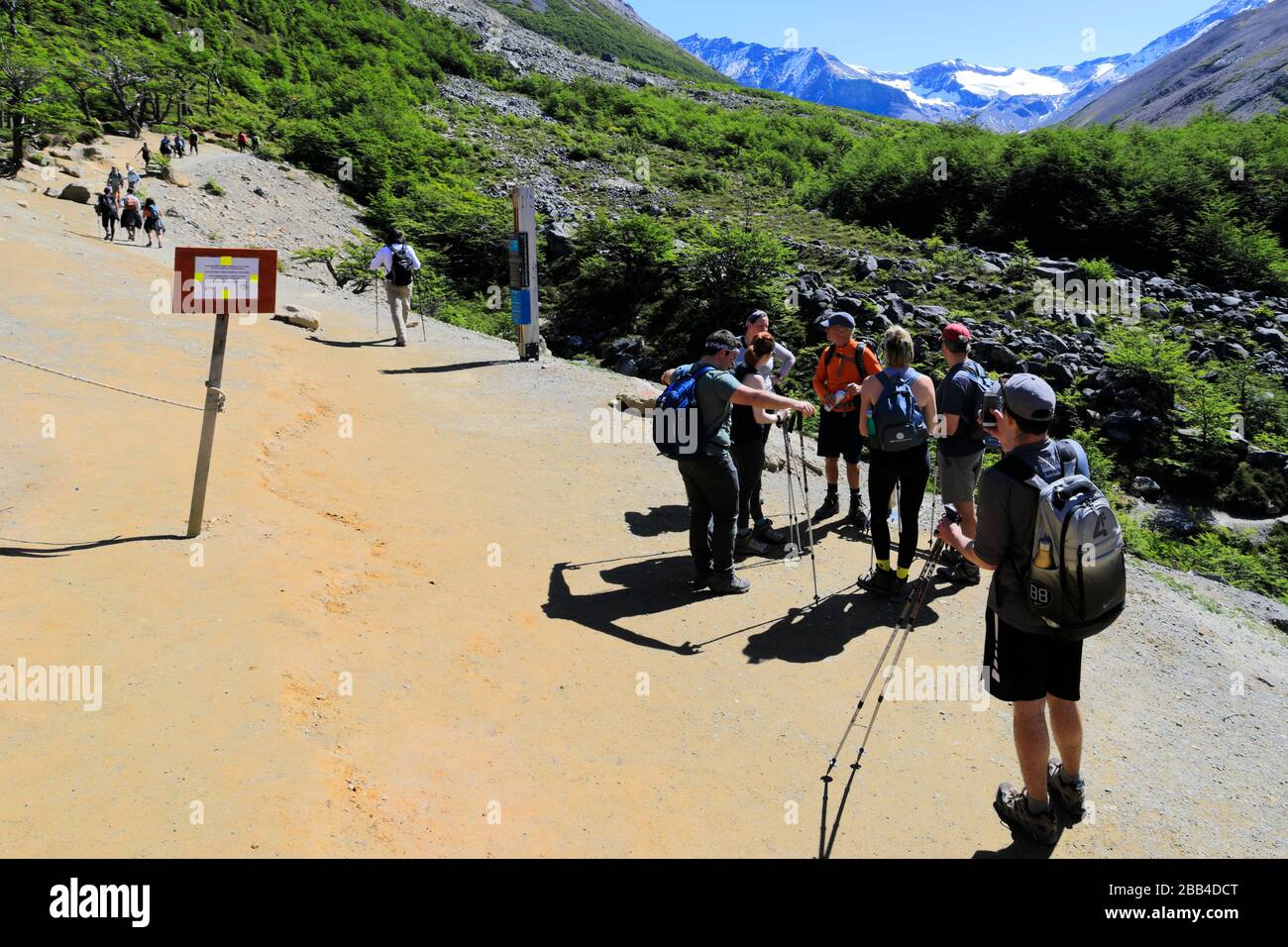 Camminatori lungo la valle del Rio Ascendente, Parco Nazionale Torres de Paine, Regione Magallanes, Patagonia, Cile, Sud America Foto Stock