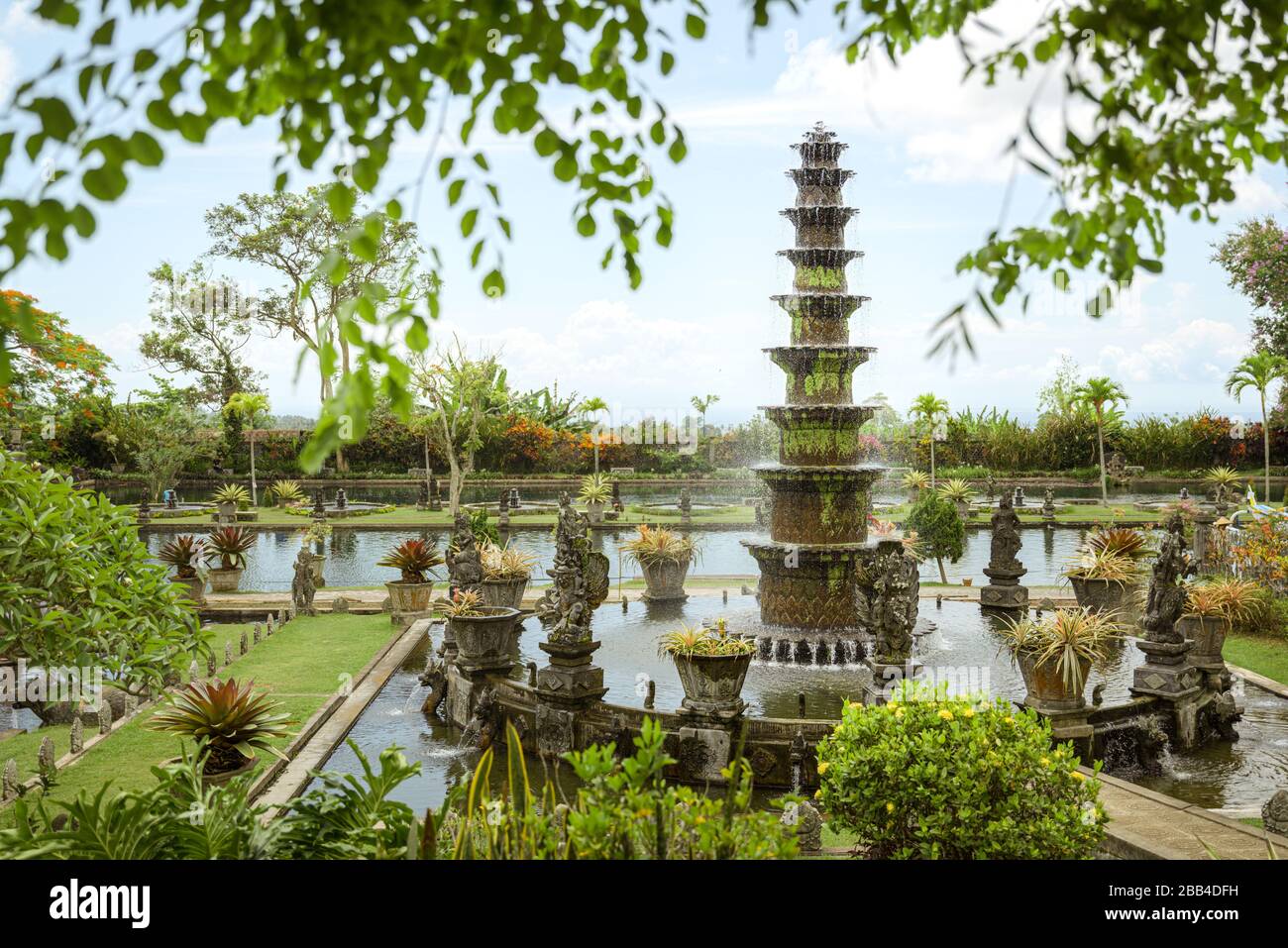 Giardini reali di Tirtagangga, Bali, Indonesia, con fontana a livelli, stagni di pesci e selciato in pietra attraverso le piscine Foto Stock