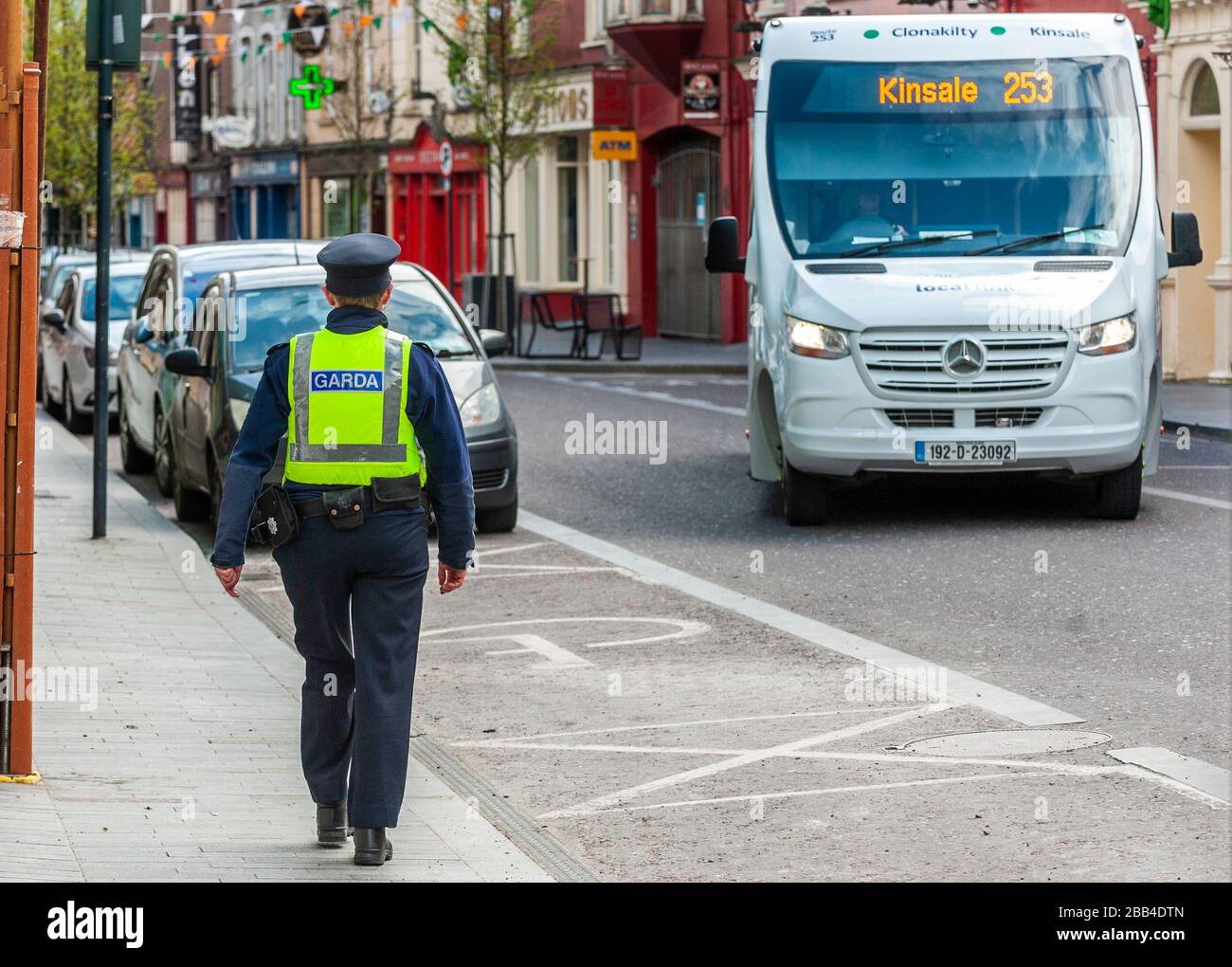 Clonakilty, West Cork, Irlanda. 30 Marzo 2020. Nell'ambito dell'ordine obbligatorio "Stay at Home" imposto dal governo irlandese venerdì scorso, il Gardai è stato incaricato di garantire che le persone si attengano al fine di contribuire a fermare la diffusione del Covid-19. Un Garda pattugliò le tranquille strade di Clonakilty. Credit: Notizie dal vivo di AG/Alamy Foto Stock