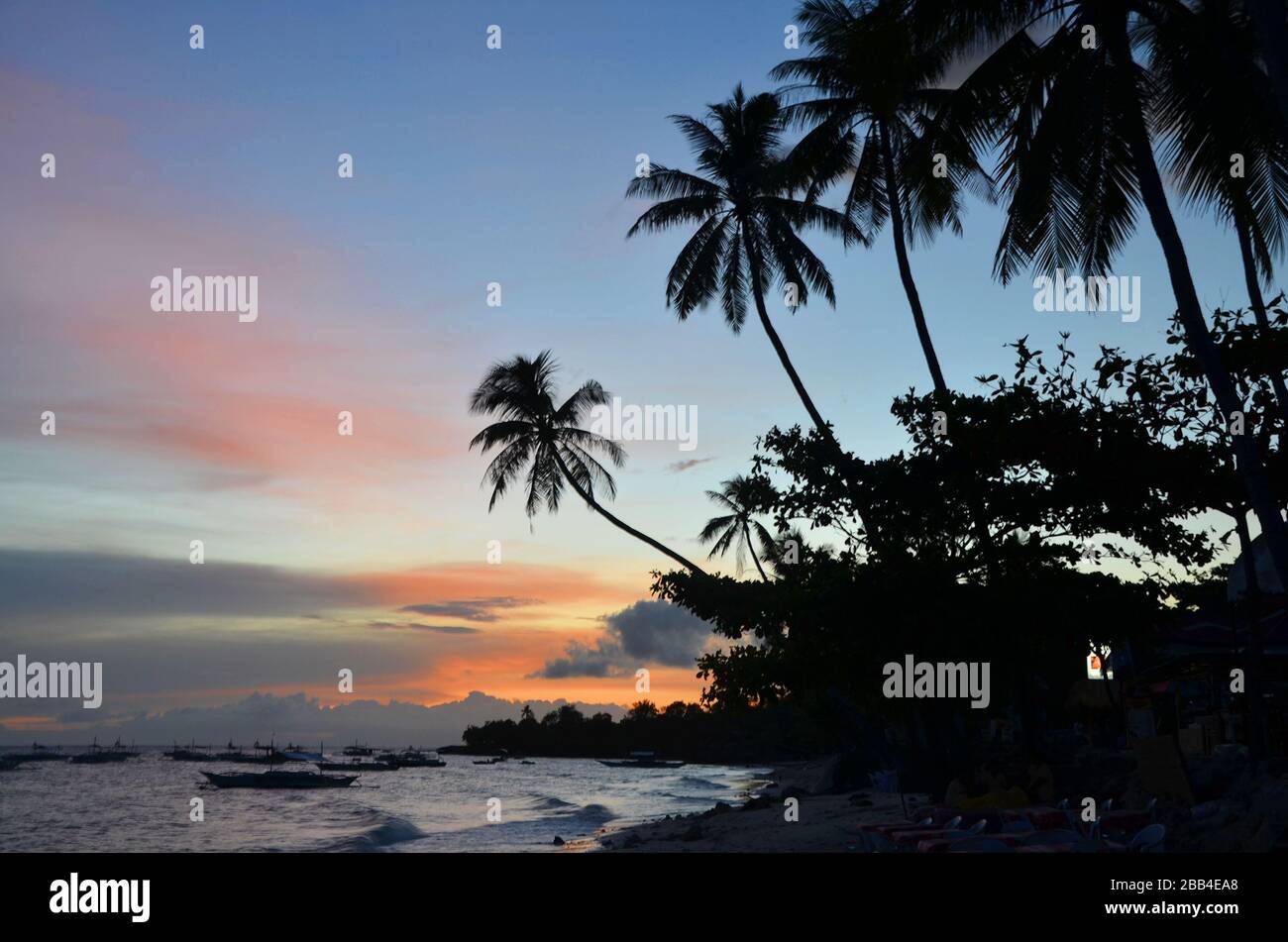Dopo il tramonto in idilliaca spiaggia tropicale nelle Filippine Foto Stock