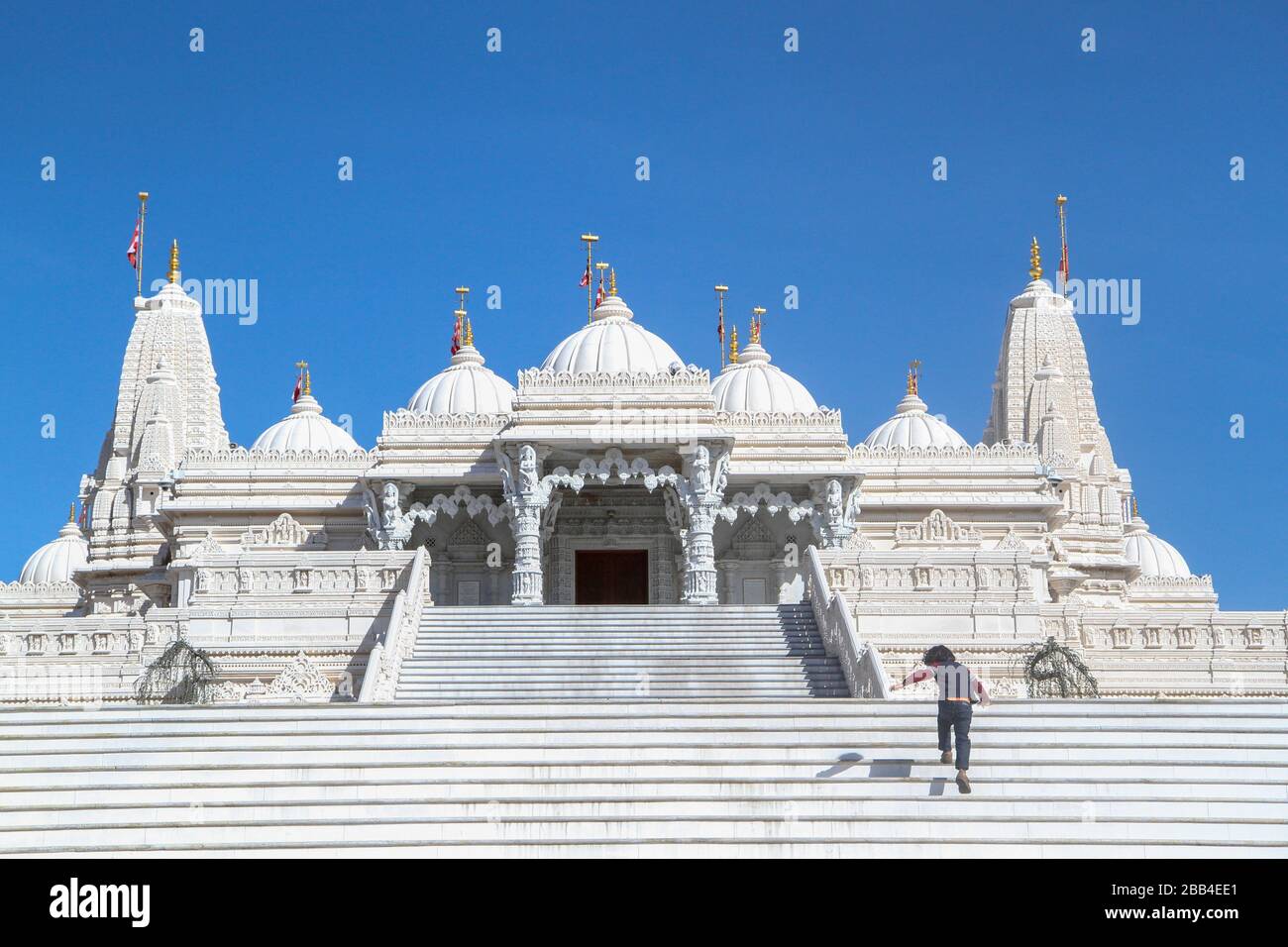 Un bambino sale le scale di fronte a BAPS Shri Swaminarayan Mandir, un tempio indù vicino ad Atlanta, a Lilburn, Georgia, Stati Uniti Foto Stock