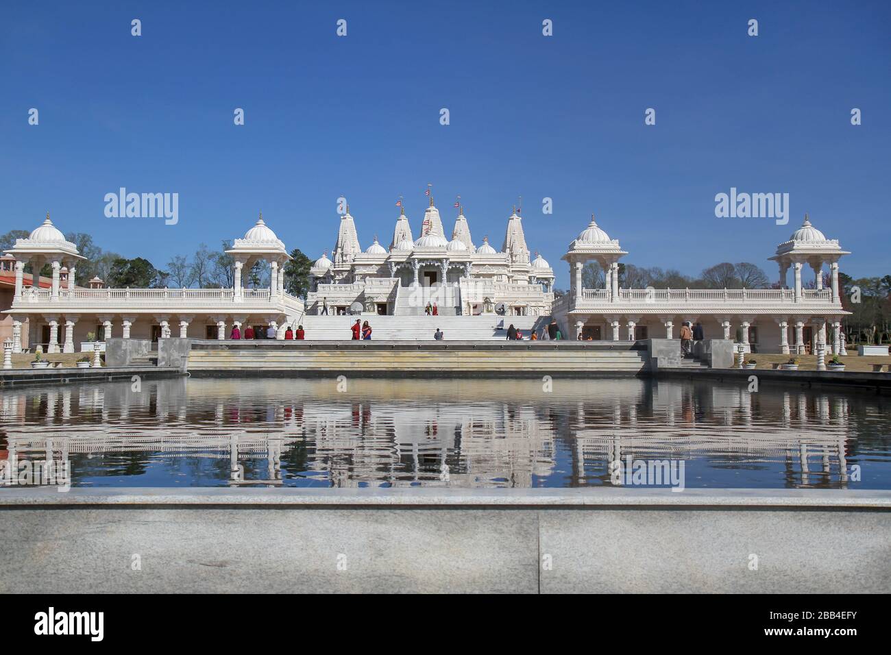 Vista su una piscina riflettente di BAPS Shri Swaminarayan Mandir, un tempio indù vicino ad Atlanta, a Lilburn, Georgia, Stati Uniti Foto Stock