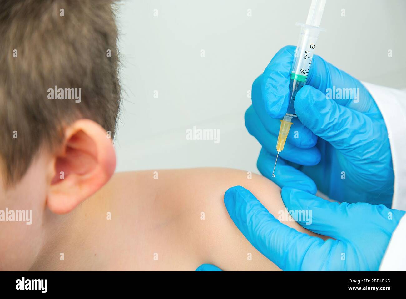 Ritratto di closeup di un infermiere che vaccina un bambino in ospedale Foto Stock