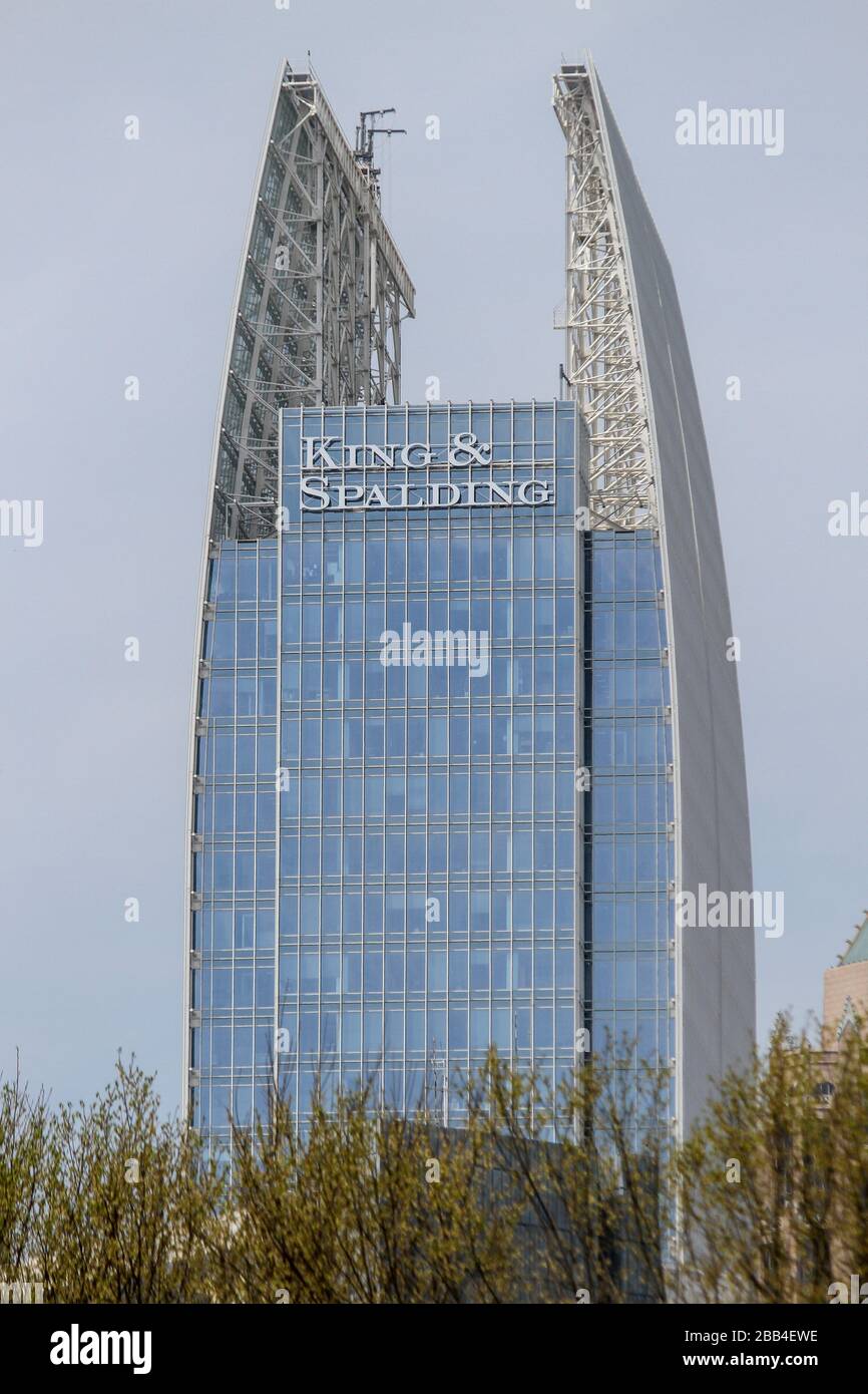 1180 Peachtree, conosciuta anche come Symphony Tower e attualmente contenente la sede dello studio legale King and Spalding. Midtown, Atlanta, Georgia, U. Foto Stock