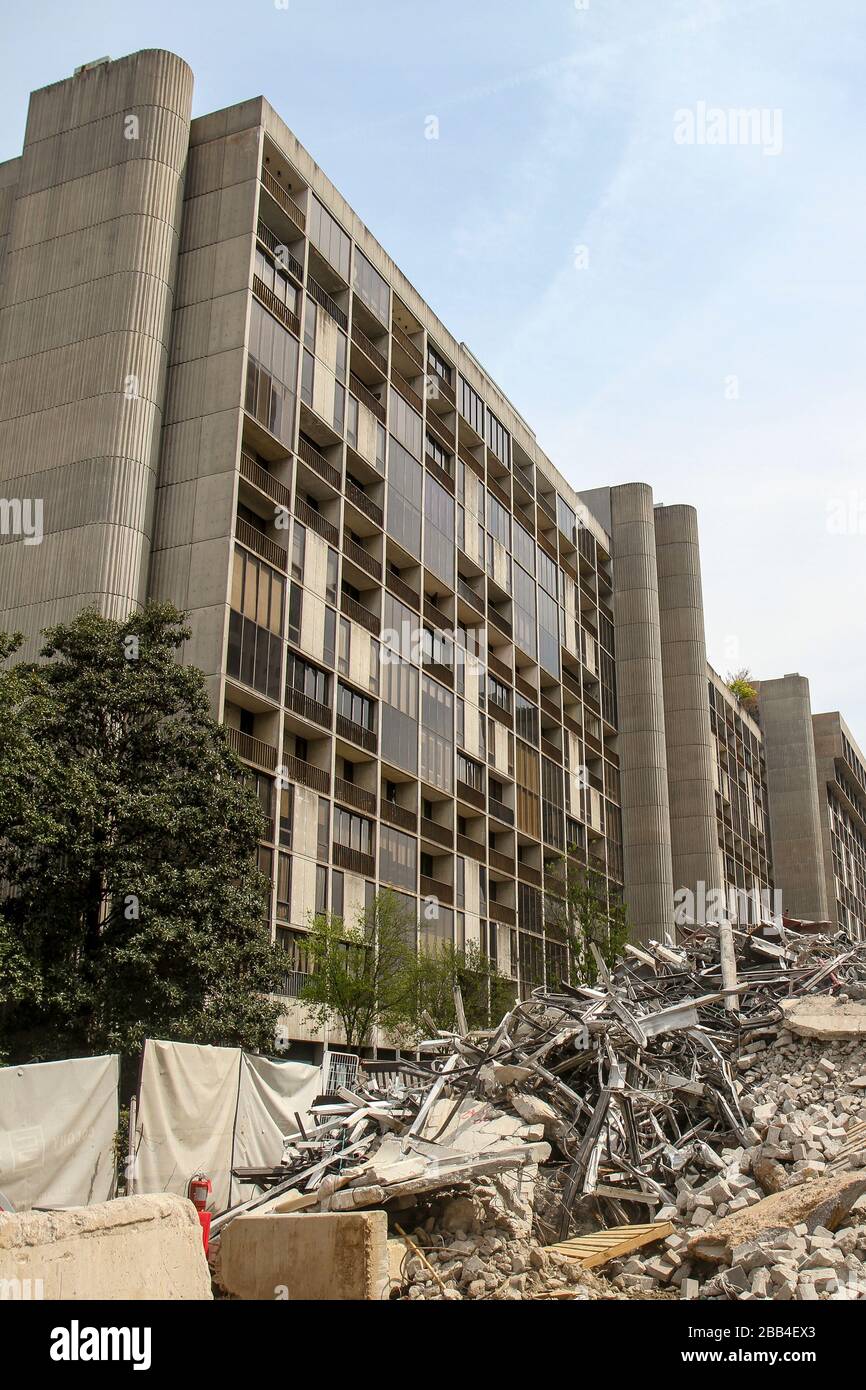 Edificio demolito accanto ad un edificio in piedi a Midtown, Atlanta, Georgia, Stati Uniti Foto Stock