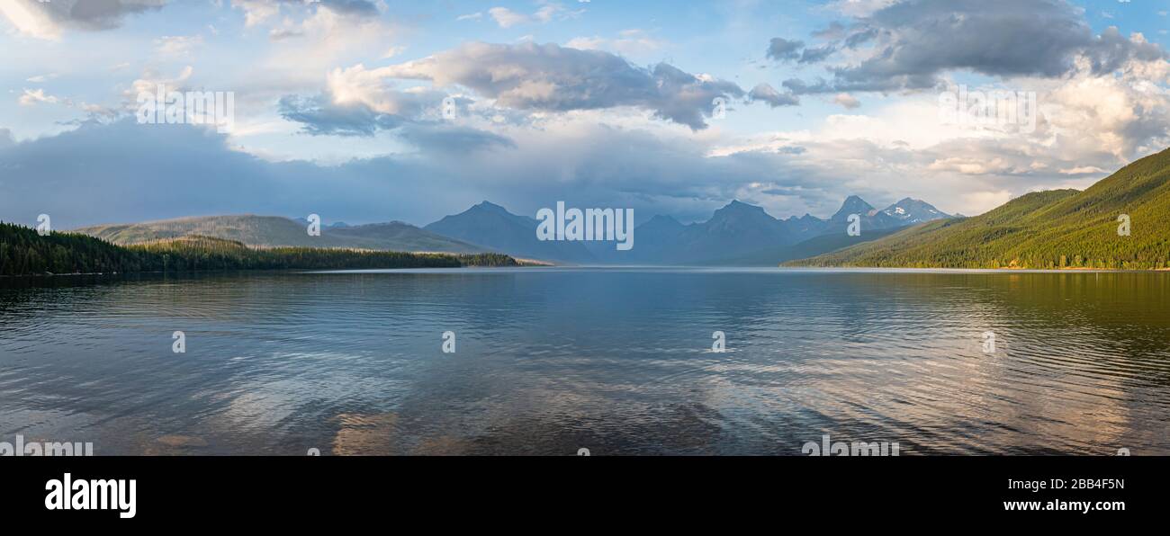 Lago McDonald nel Glacier National Park alle Montagne Rocciose del Montana. Foto Stock