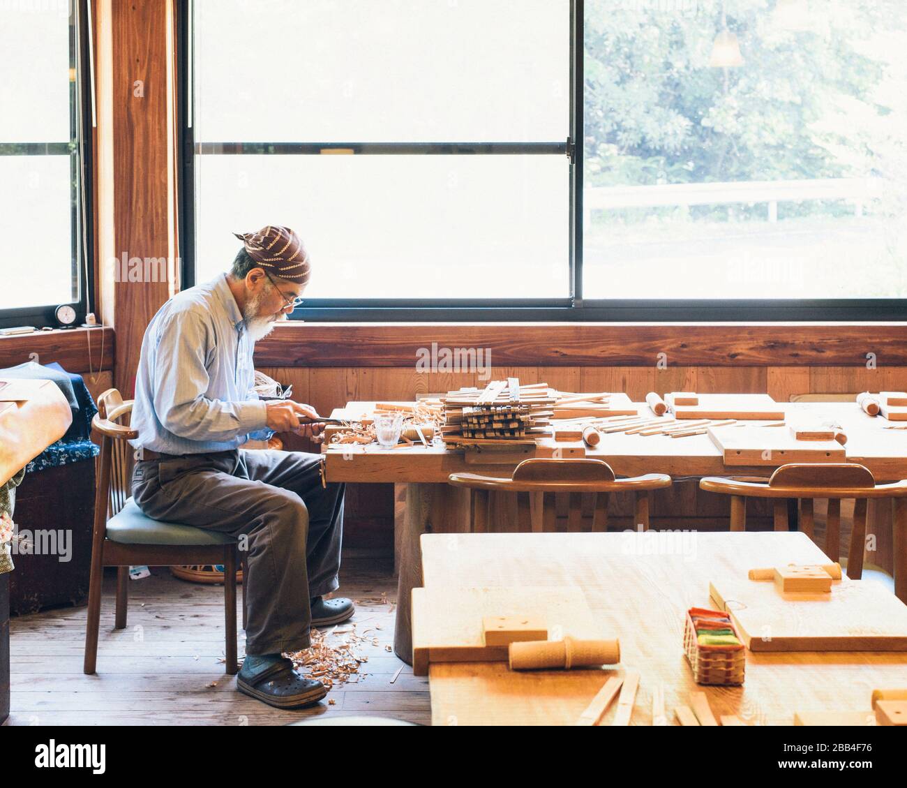 Tradizionale artigianato giapponese carving bacchette fatte a mano. Foto Stock