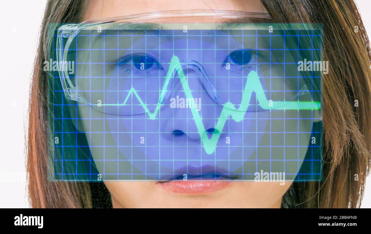 Medico asiatico femminile che guarda lo schermo di ECG medico virtuale Foto Stock