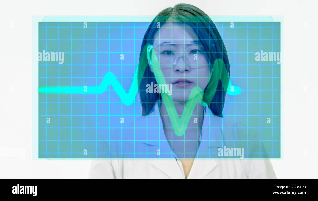 Medico asiatico femminile che guarda lo schermo di ECG medico virtuale Foto Stock