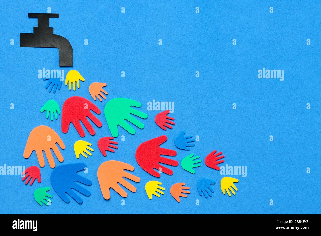 Lavaggio mani concetto di un rubinetto con le mani di schiuma multicolore che si riversano su uno sfondo viola Foto Stock