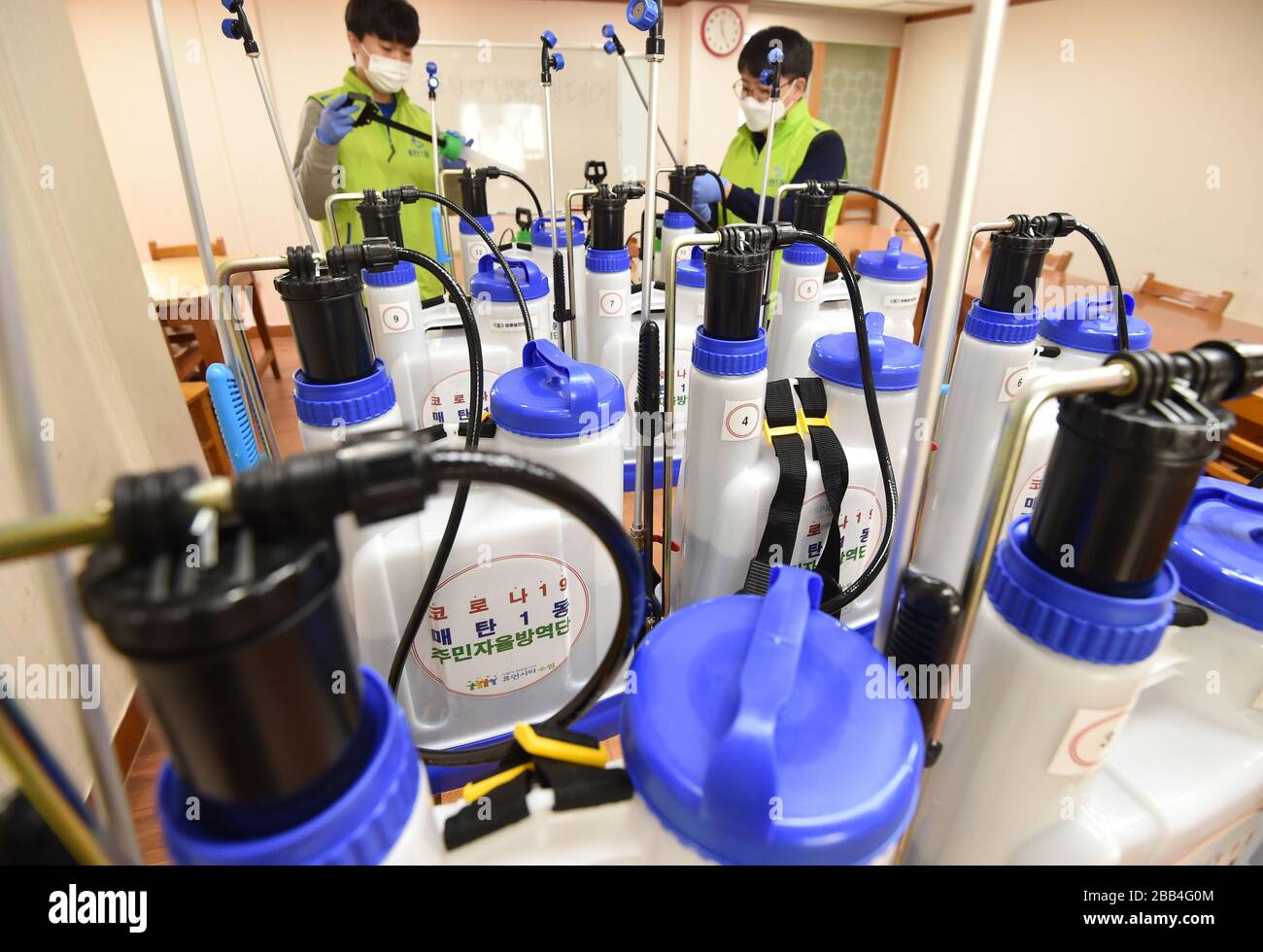 (200330) -- SEOUL, 30 marzo 2020 (Xinhua) -- il personale controlla le attrezzature di disinfezione di leasing gratuito per i cittadini a Suwon, Corea del Sud, 30 marzo 2020. I cittadini possono noleggiare gratuitamente attrezzature per la disinfezione secondo una politica locale. La Corea del Sud ha riportato 78 casi in più di COVID-19 rispetto a 24 ore fa a mezzanotte di lunedì ora locale, aumentando il numero totale di infezioni a 9.661. (NEWSIS/consegna via Xinhua) Foto Stock