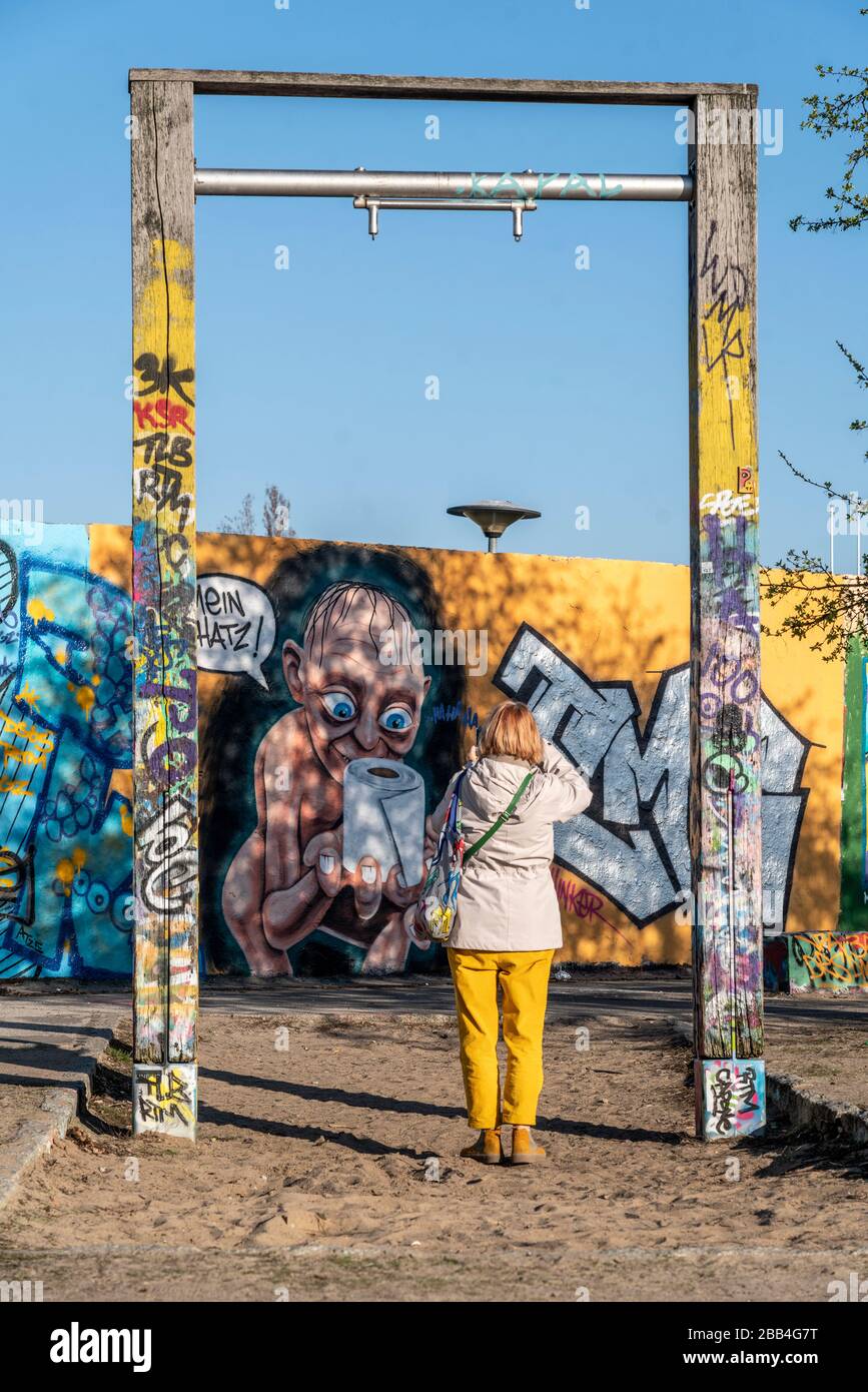 Graffiti Gollum aus Herr der Ringe mit Klopapier und Sprechblase ' Mein Schatz ' anlaesslich der Corona Krise im Mauerpark a Berlino Prenzlauer Berg Foto Stock