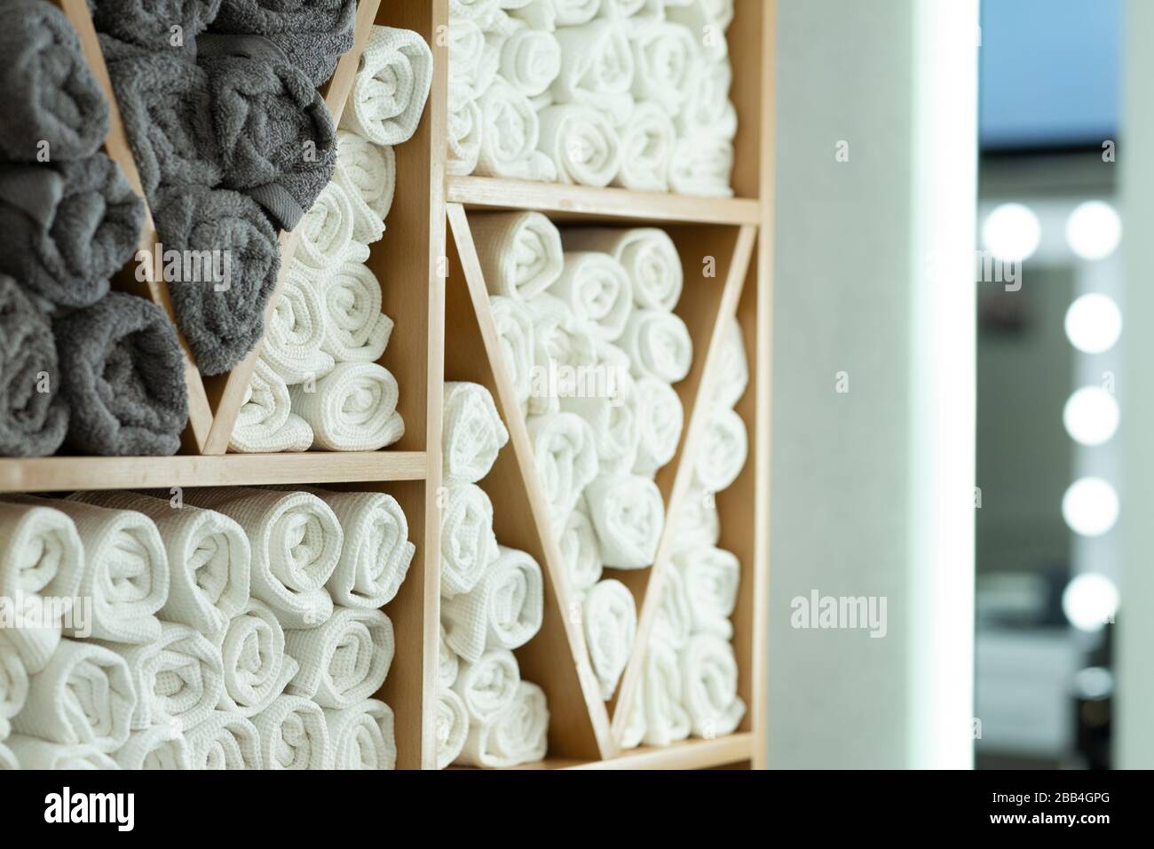 All'interno del parrucchiere, gli asciugamani per i clienti sullo scaffale  Foto stock - Alamy