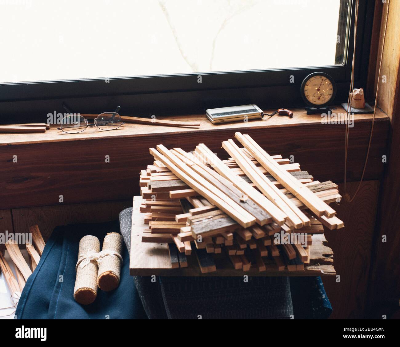 tradizionale giapponese fatto a mano utensili in legno. Foto Stock
