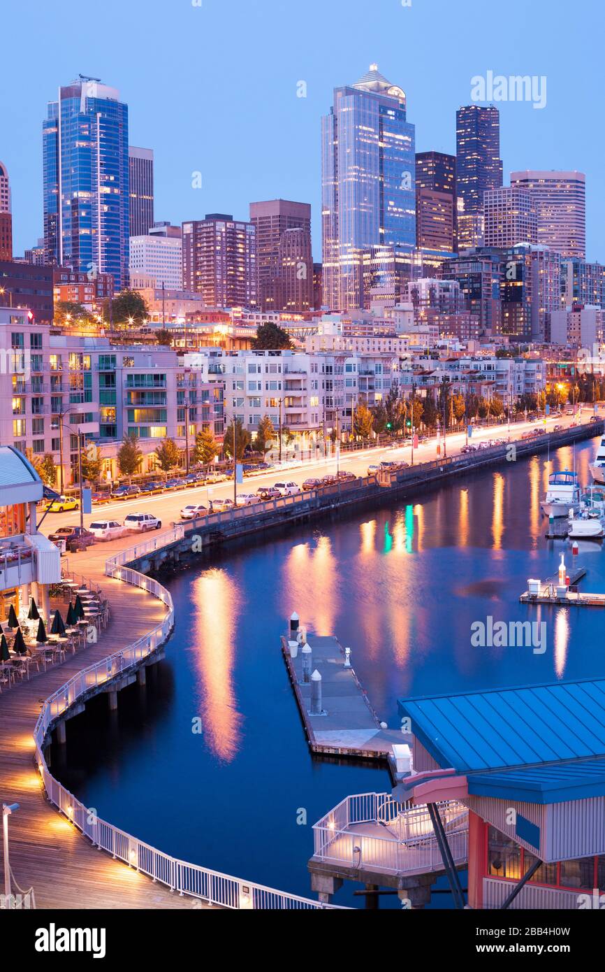 Skyline del lungomare nel centro di Seattle, Washington, Stati Uniti. Foto Stock