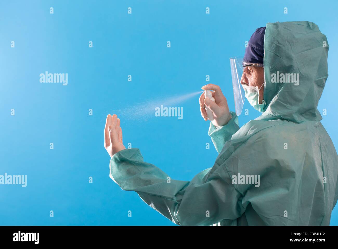 Coronavirus quarantena. Disinfezione e decontaminazione, pandemia di conavirus - pulizia e disinfezione. Prevenzione delle infezioni e controllo delle epidemie Foto Stock