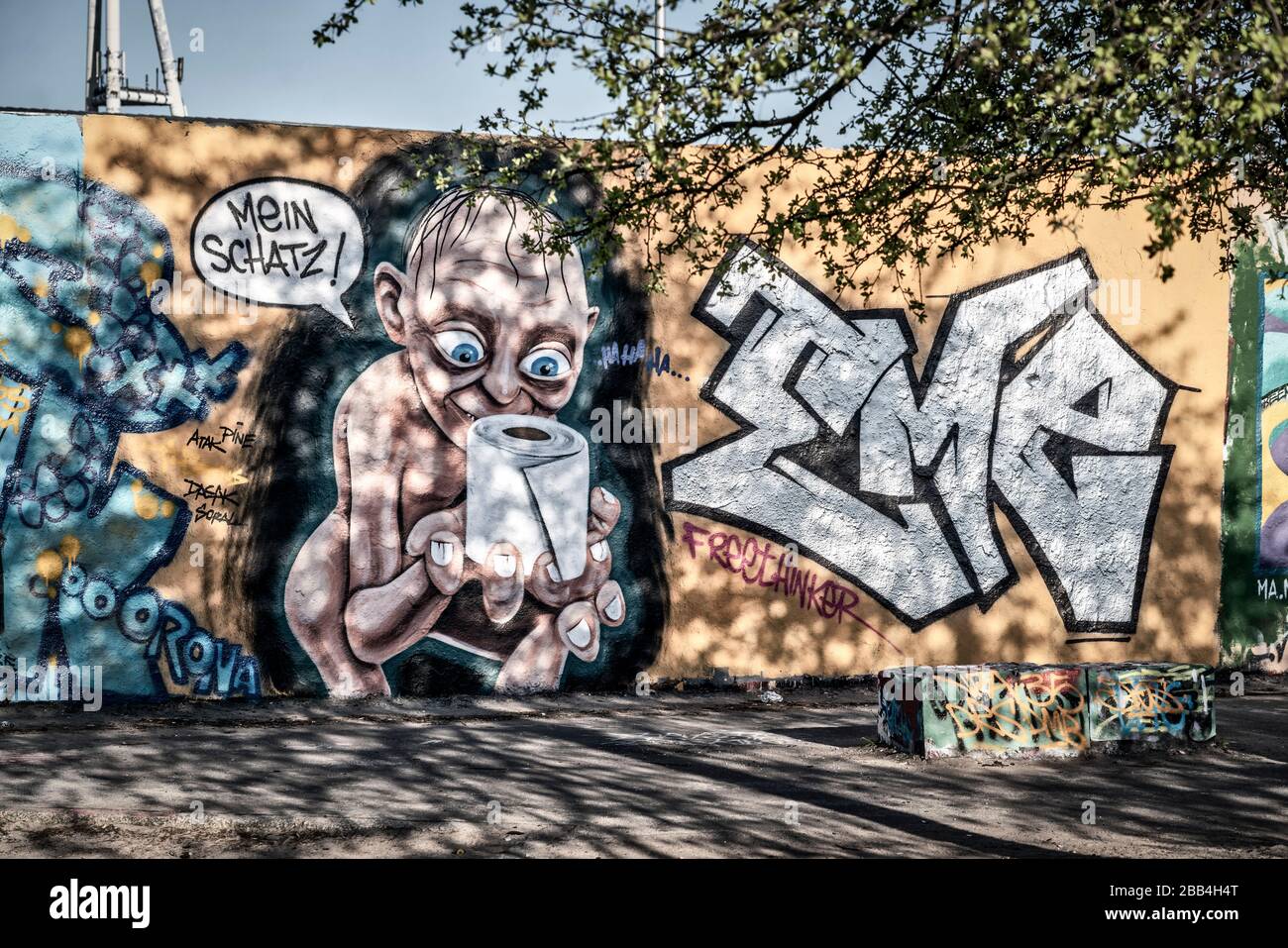 Graffiti Gollum aus Herr der Ringe mit Klopapier und Sprechblase ' Mein Schatz ' anlaesslich der Corona Krise im Mauerpark a Berlino Prenzlauer Berg Foto Stock