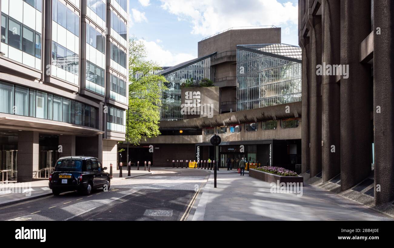 Il Barbican, Londra. L'ingresso principale al Barbican Performing Arts Centre su Silk Street nella City of London. Foto Stock