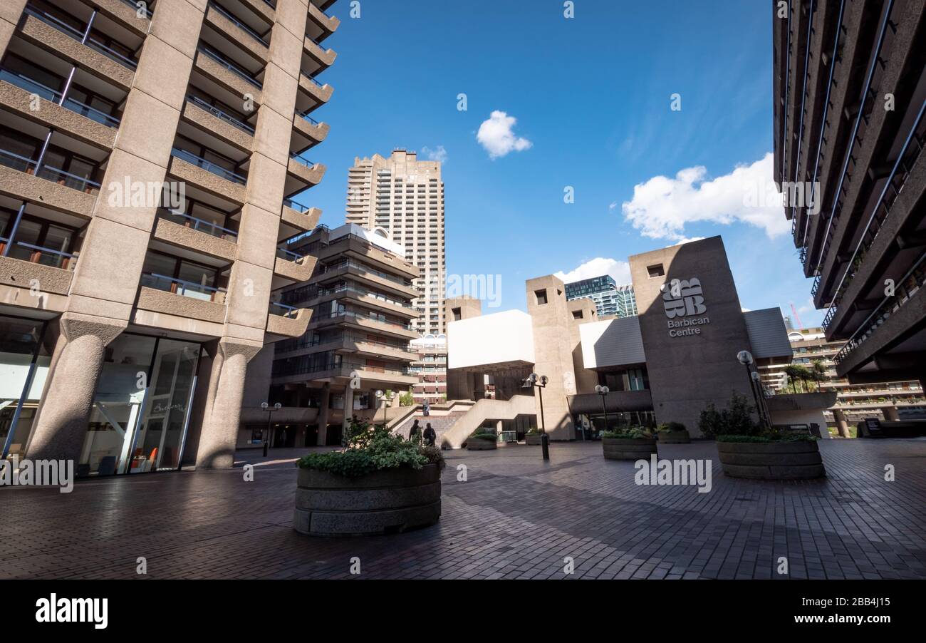 The Barbican Estate, Londra. Brutale architettura in cemento del centro delle arti dello spettacolo della City of London e dei blocchi di appartamenti circostanti. Foto Stock