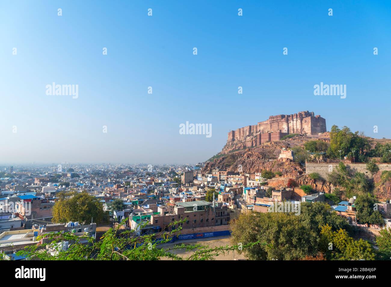 Forte di Mehrangarh che si erge sopra la città di Jodhpur, Rajasthan, India Foto Stock