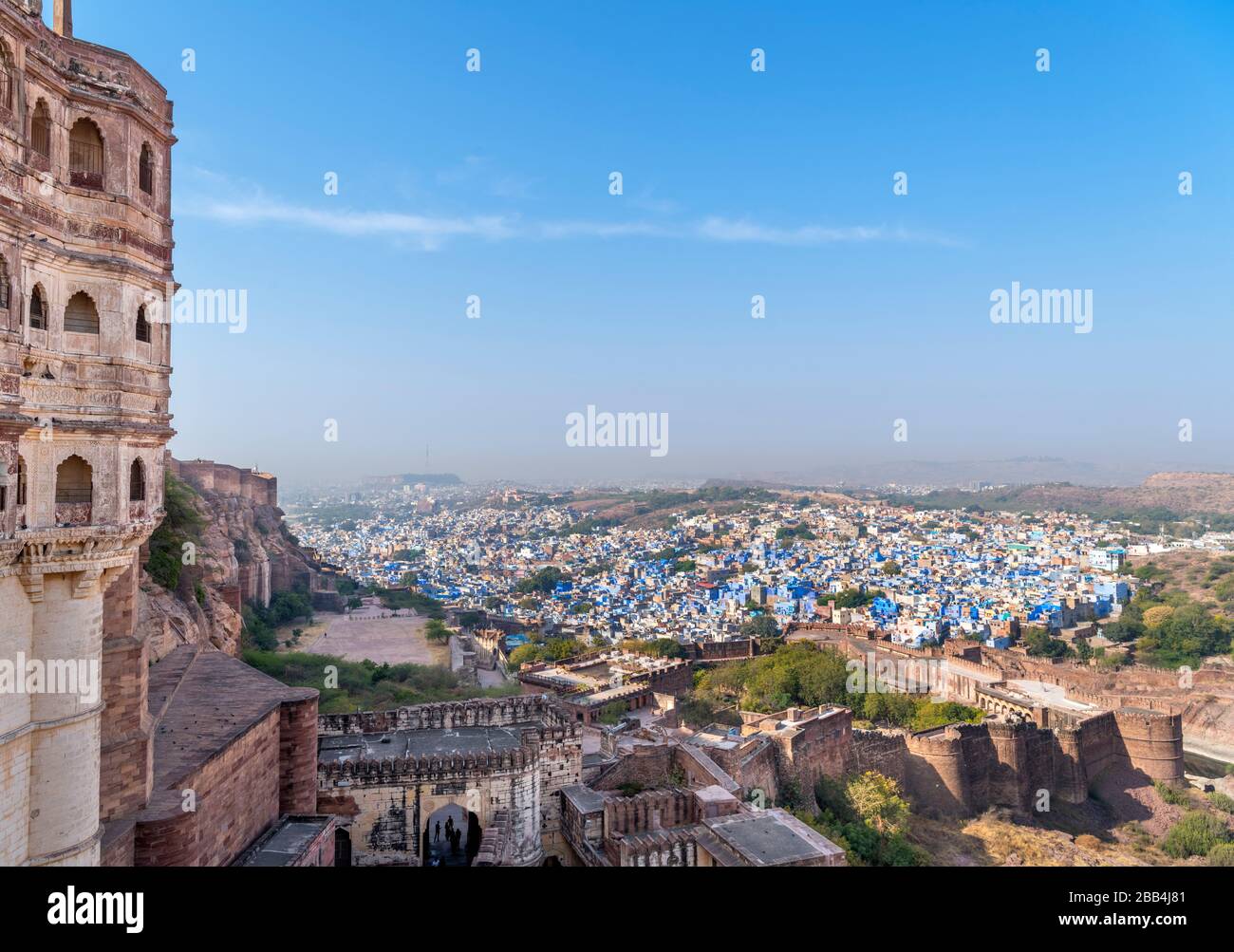 Vista dal forte di Mehrangarh sopra la 'città blu' di Jodhpur, Rajasthan, India Foto Stock