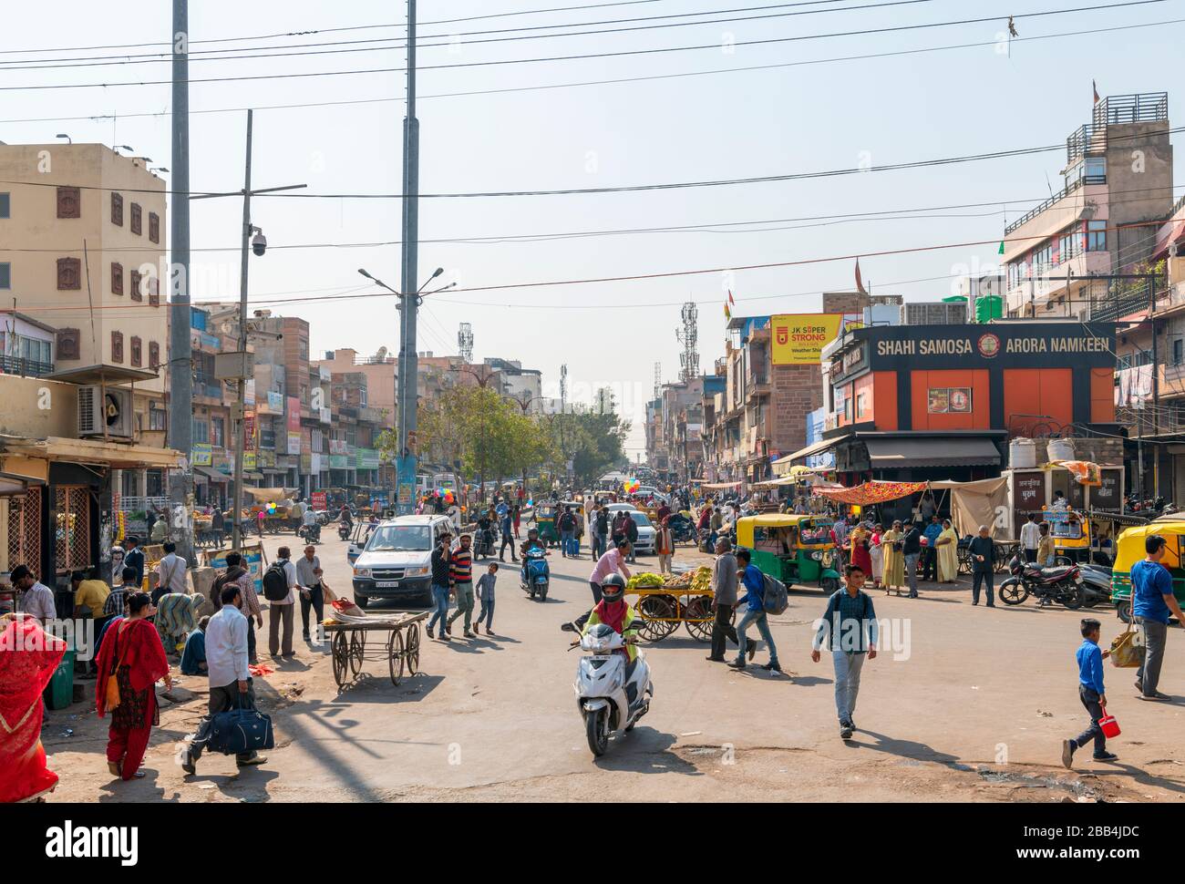 Nai Sarak, una strada trafficata nel centro della città, Jodhpur, Rajasthan, India Foto Stock