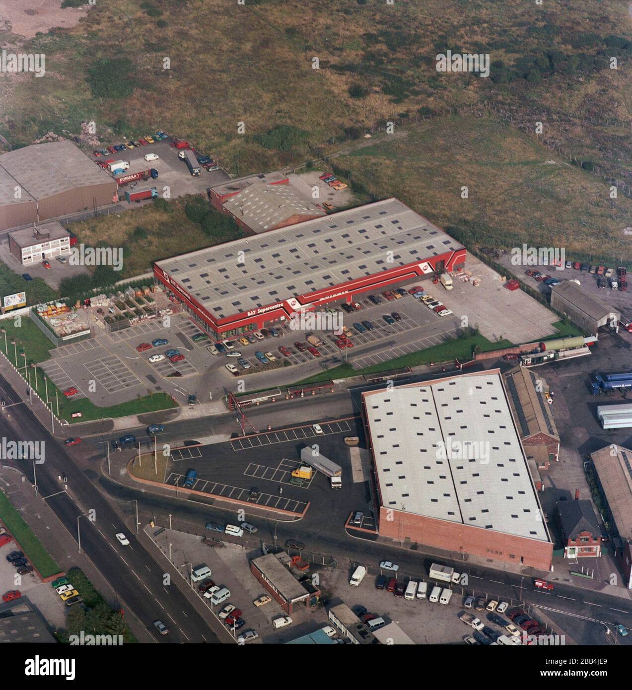 Una veduta aerea di B&Q Cheetham Hill, Manchester, NW Inghilterra, Regno Unito nel 1985 Foto Stock