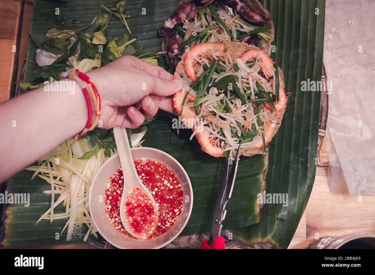 Quy nhon famoso cibo di strada chiamato saltando gamberi frittelle o Banh xeo tom nhay Foto Stock