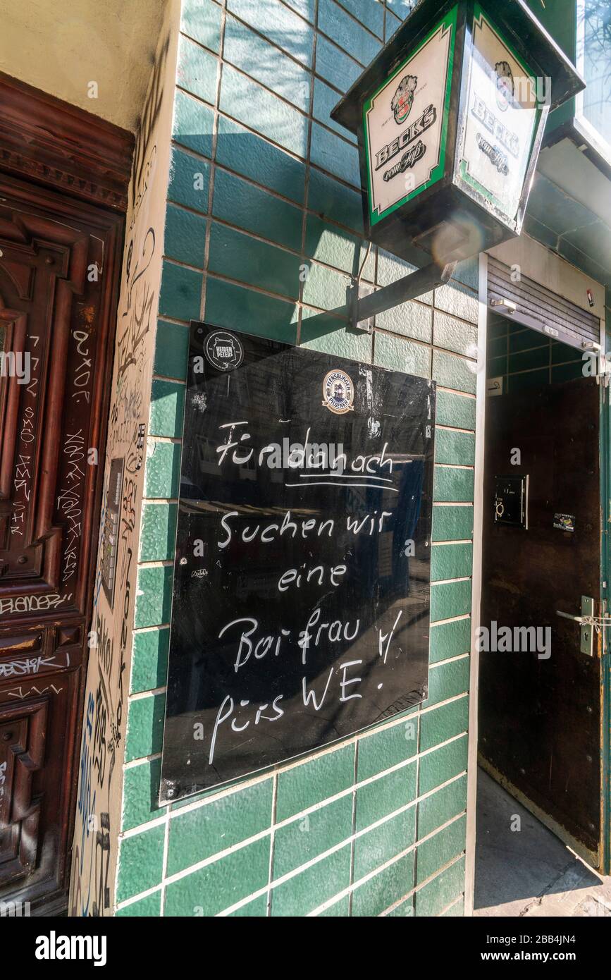 Kneipe Konrad Tönz a Kreuzberg geschlossen weggen Convid-19, Suche nach Barfrau nach Coronazeiten, Berlin, Deutschland Foto Stock