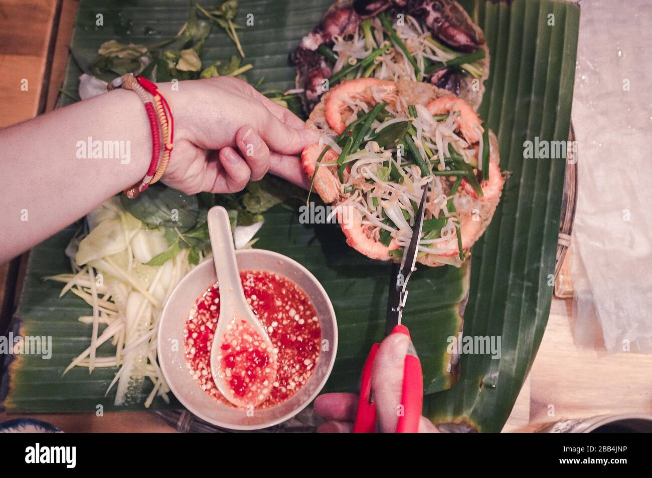 Quy nhon famoso cibo di strada chiamato saltando gamberi frittelle o Banh xeo tom nhay Foto Stock