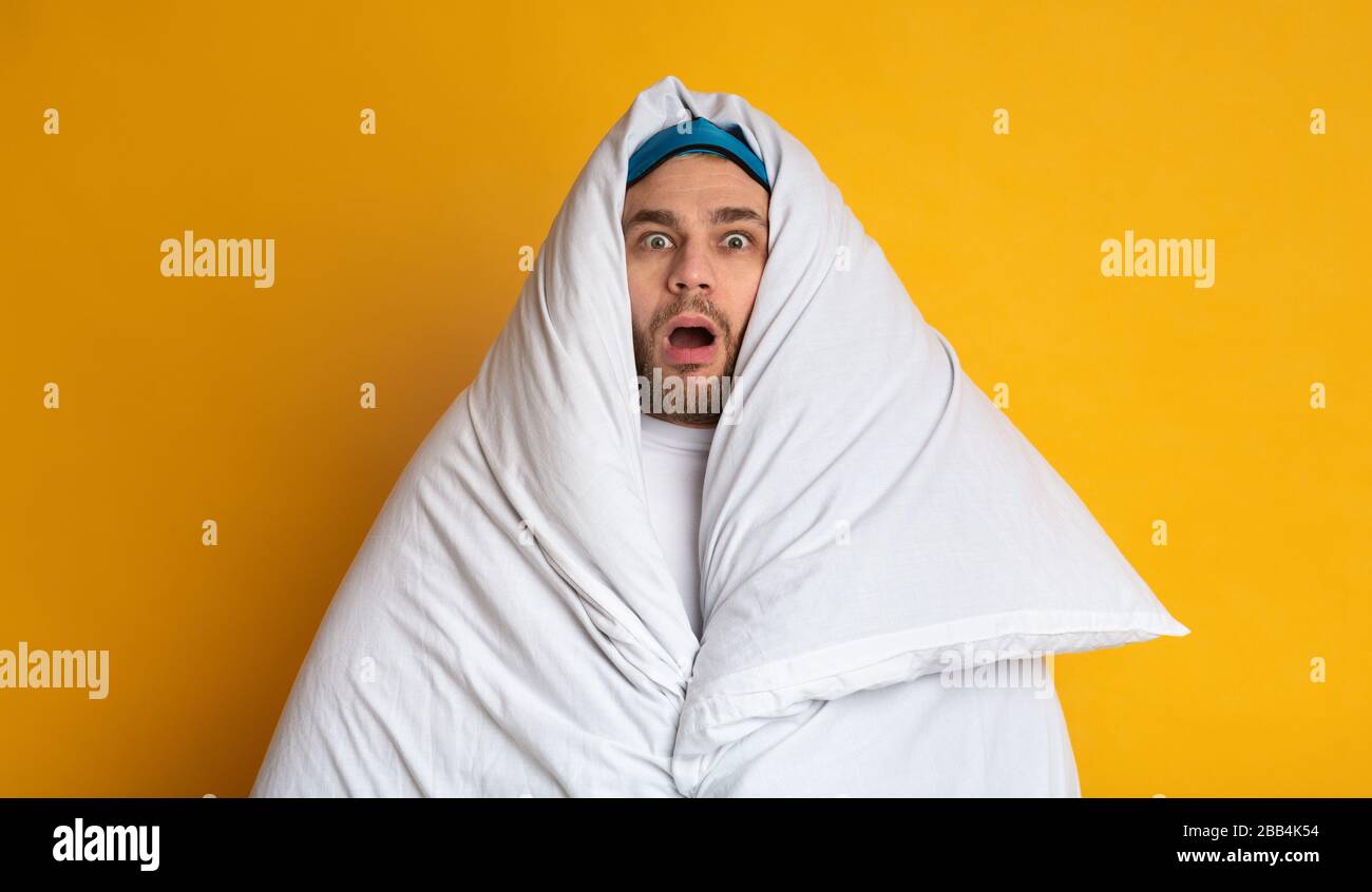 Uomo scioccato in coperta. Ti sentirai come a casa Foto Stock