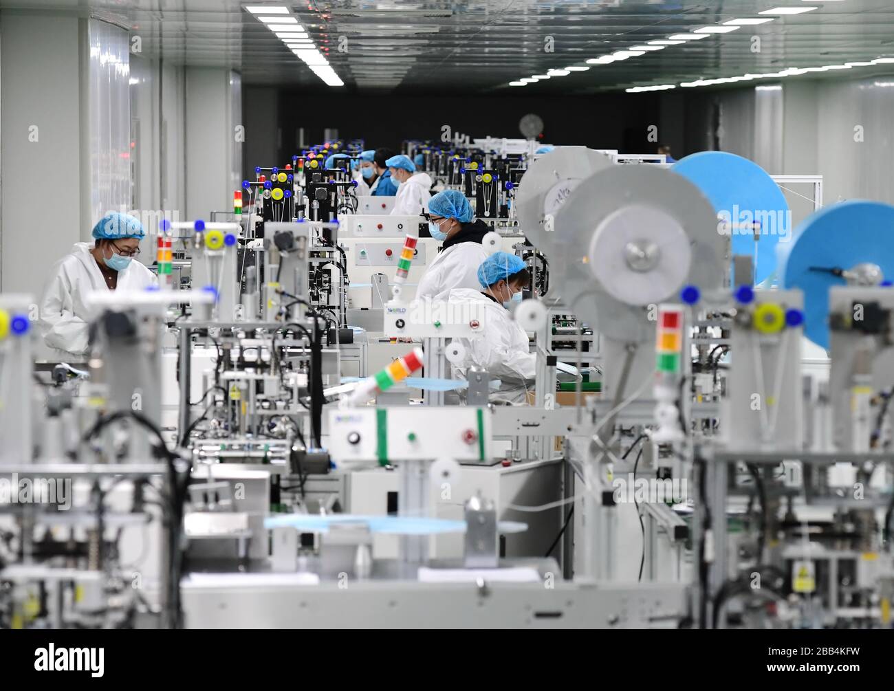 Tangshan, la provincia cinese dell'Hebei. 30th Mar, 2020. Il personale lavora presso un laboratorio di produzione di maschere mediche a Tangshan, nella provincia dell'Hebei della Cina settentrionale, il 30 marzo 2020. Approvata dalle autorità locali, un'impresa di produzione di attrezzature a Tangshan ha istituito una società di produzione di maschere facciali per garantire la fornitura di maschere facciali durante la lotta contro la nuova epidemia di coronavirus. Credit: Yang Shiyao/Xinhua/Alamy Live News Foto Stock