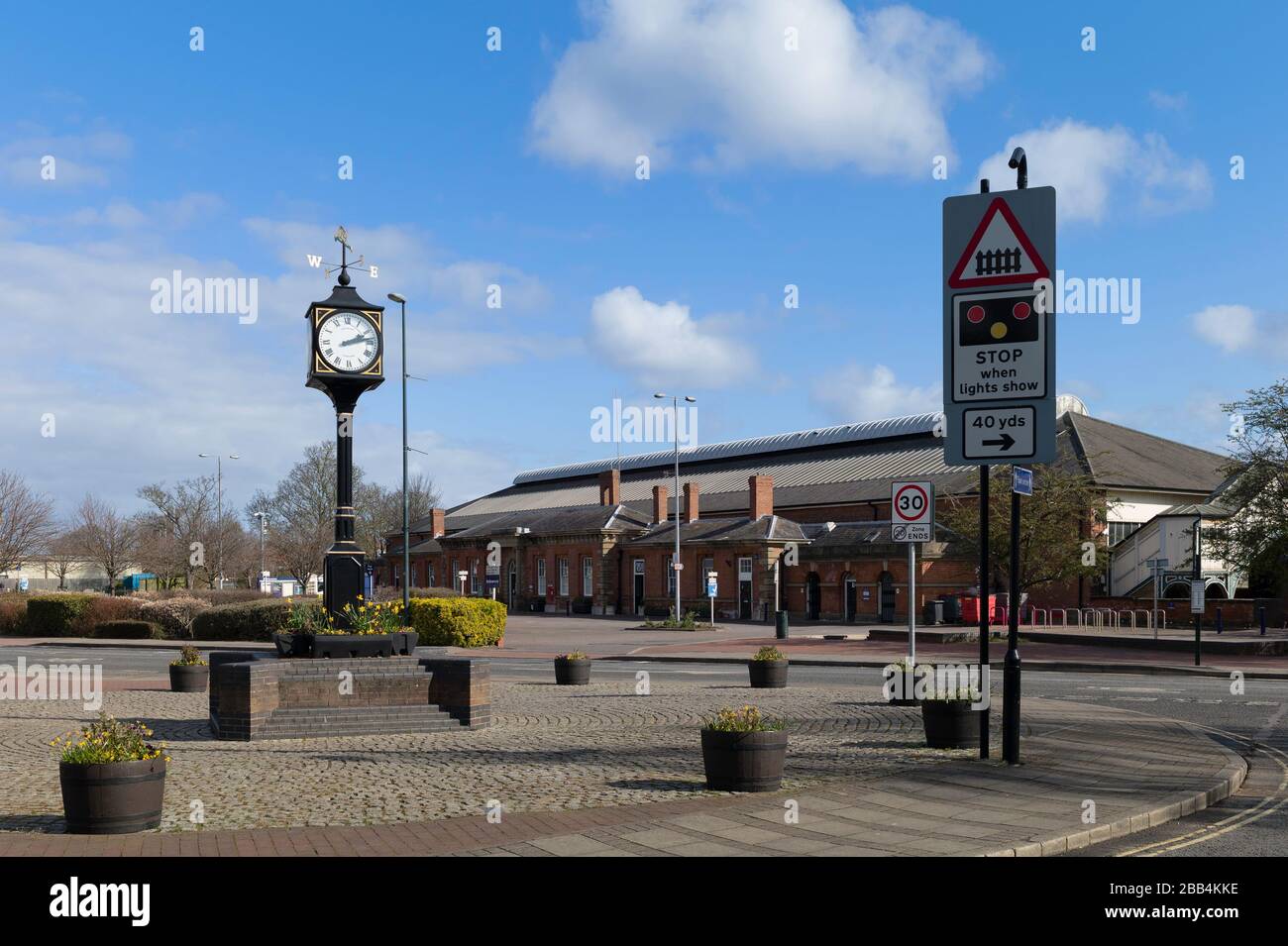 Stazione ferroviaria e zona pedonale senza persone a seguito dello scoppio del virus Corona e decreto governativo a Beverley, Yorkshire, Regno Unito. Foto Stock