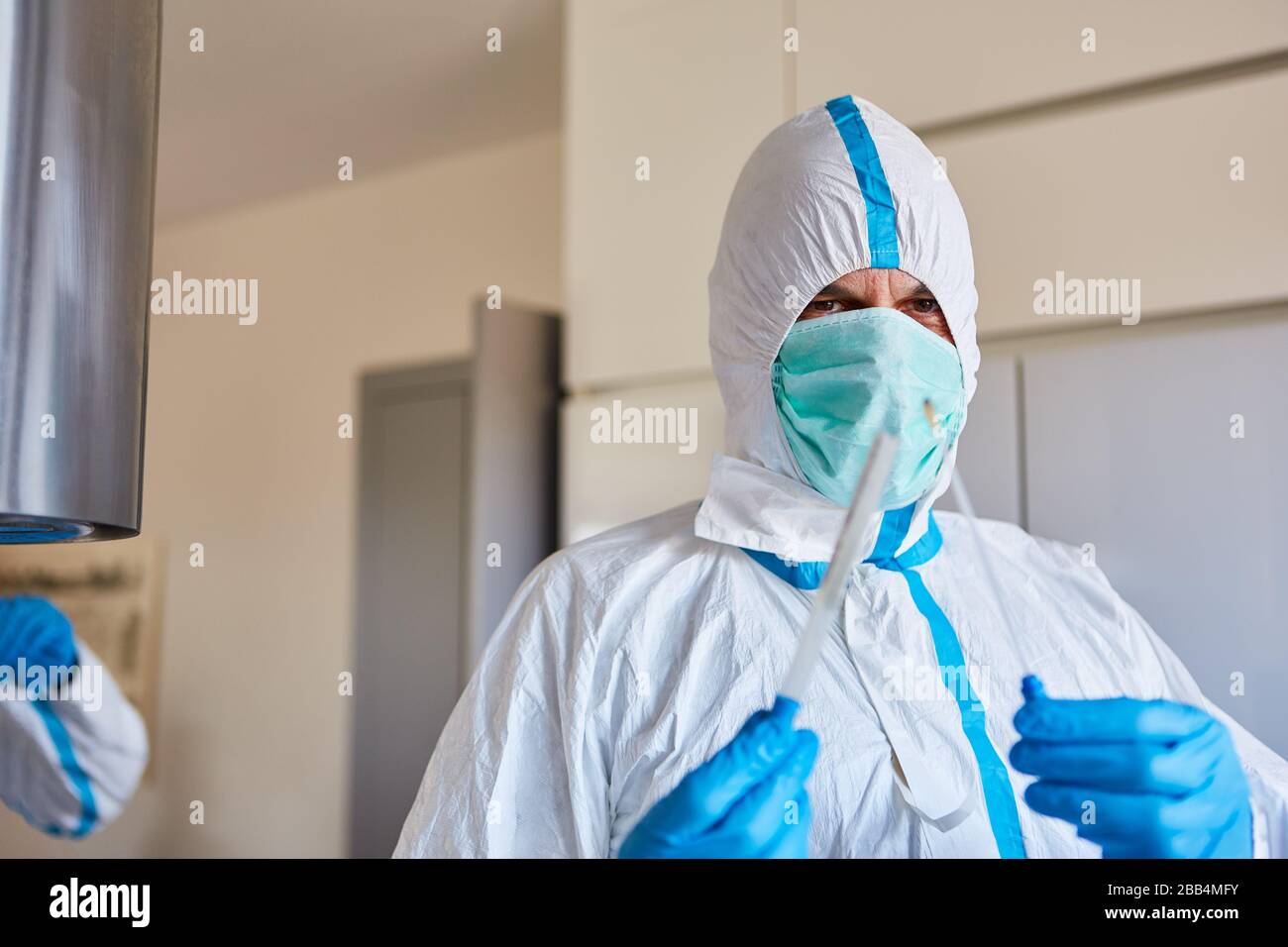 Campione di saliva per il test rapido di Covid-19 in laboratorio per l'indagine sull'epidemia di coronavirus Foto Stock