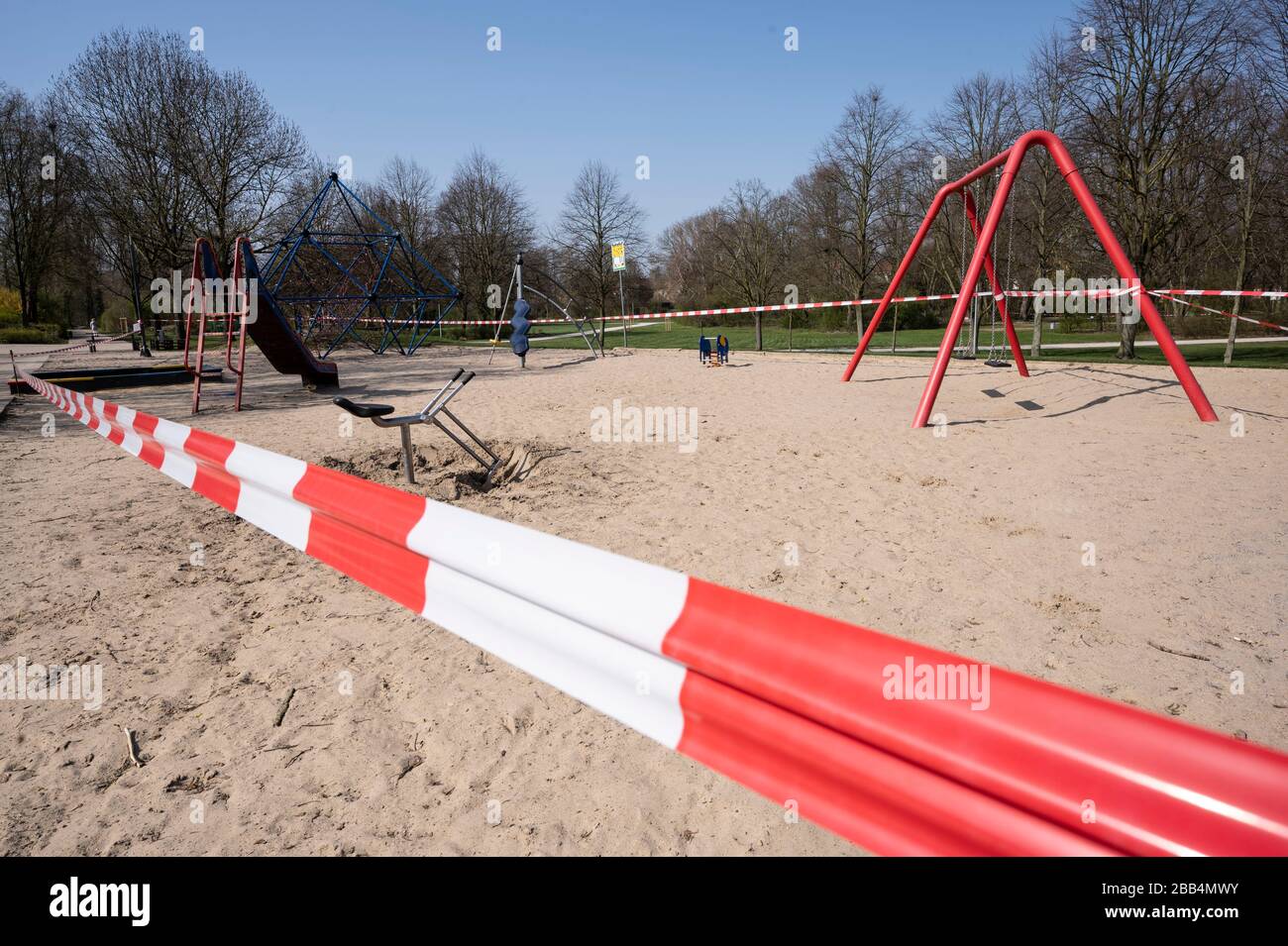 Misure di sicurezza: Un parco giochi per bambini è chiuso per evitare la diffusione del virus / covid-19 malattia durante la pandemia di coronavirus Foto Stock