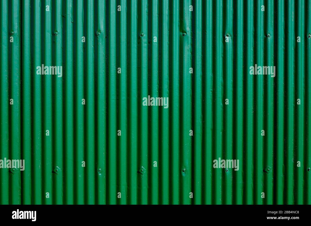 sfondo verde parete in ferro ondulato verniciato Foto Stock