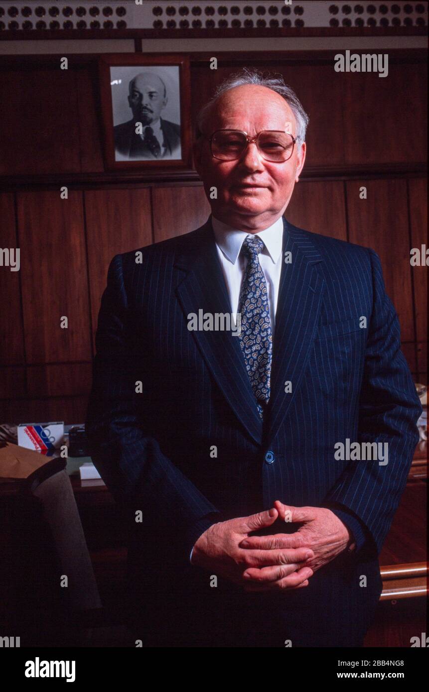 Mosca, URSS, agosto 1990; Vladamir Kyruchkov nel suo ufficio nell'edificio Lubyanka. Nel 1989 è stato nominato Presidente del KGB. Foto Stock