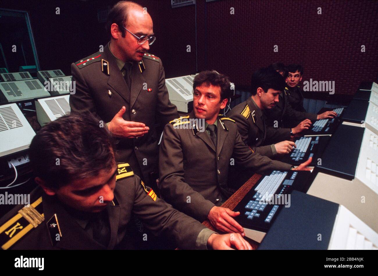Mosca, URSS, agosto 1990; Collegio superiore KGB - insegnare ai tirocinanti come usare il computer. Foto Stock