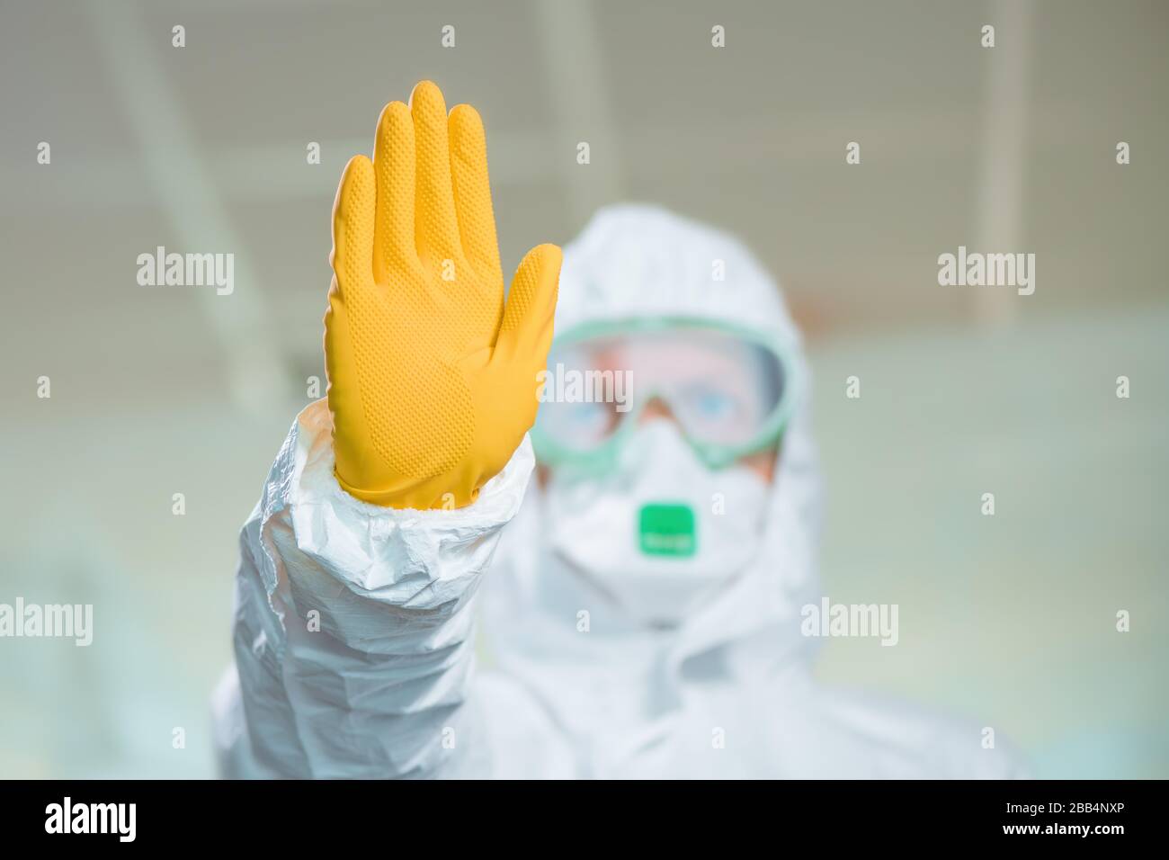 Epidemiologo femminile gesturing stop sign in ospedale quarantena, fuoco selettivo Foto Stock