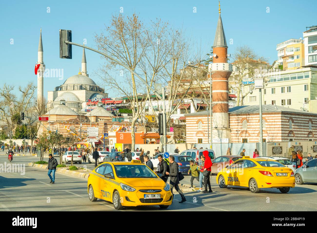 Türkei, Istanbul, Üsküdar, links die Mihrimah Sultan Camii (Iskele Camii) 1546 bis 1548 vom Architekten Sinan erbaut, rechts die Selmanaga Camii. Foto Stock