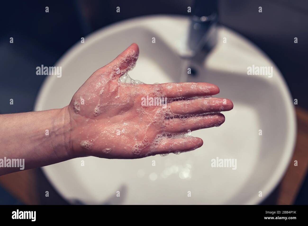 Donna lavando le mani in bagno, la sanità e l'igiene, fuoco selettivo Foto Stock