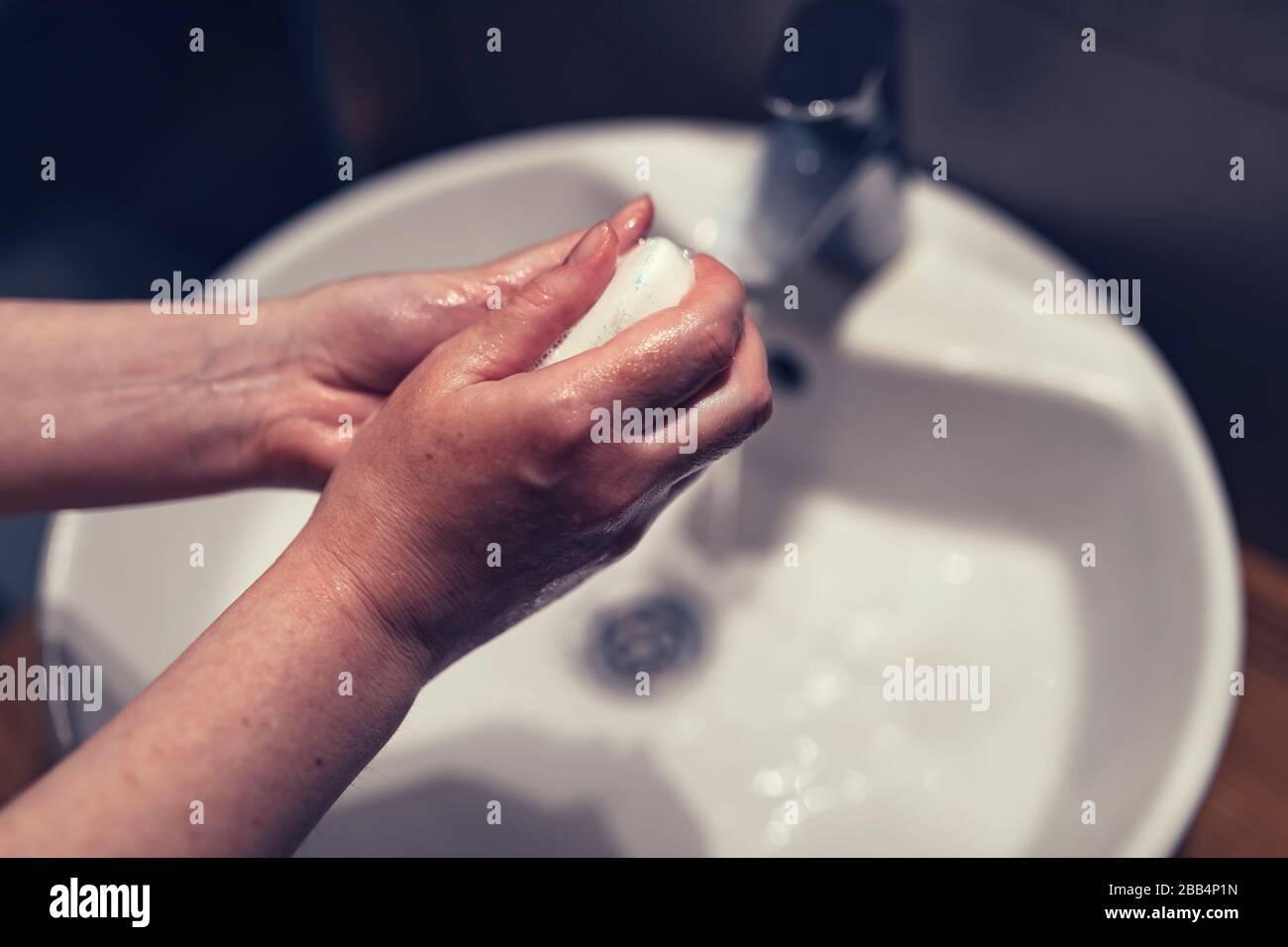 Donna lavando le mani in bagno, la sanità e l'igiene, fuoco selettivo Foto Stock