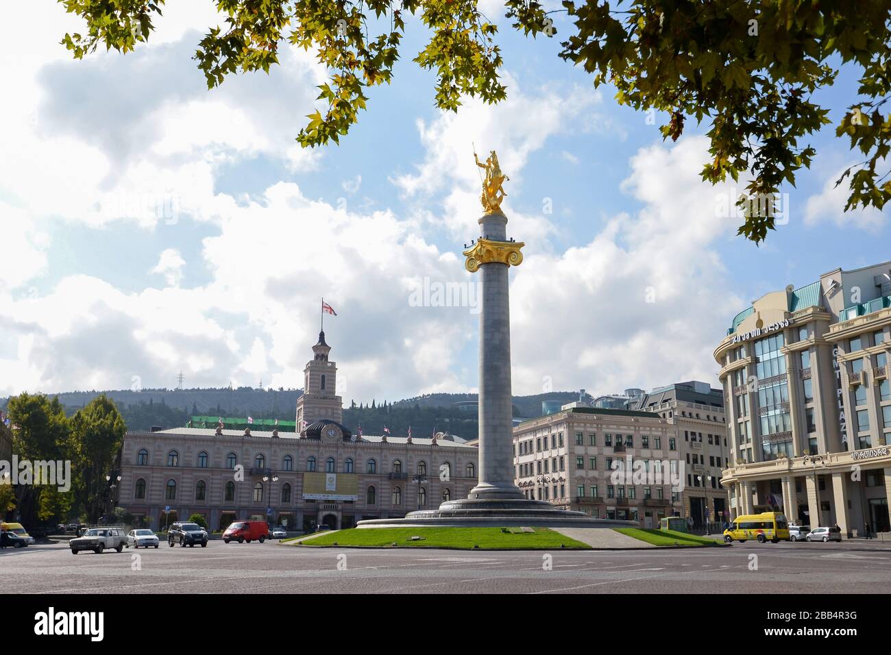 Piazza della libertà e della Vittoria a Tbilisi, Georgia, con il Monumento alla libertà che mostra la Statua di San Giorgio in una colonna centrale. Tbilisi Municipio dietro. Foto Stock