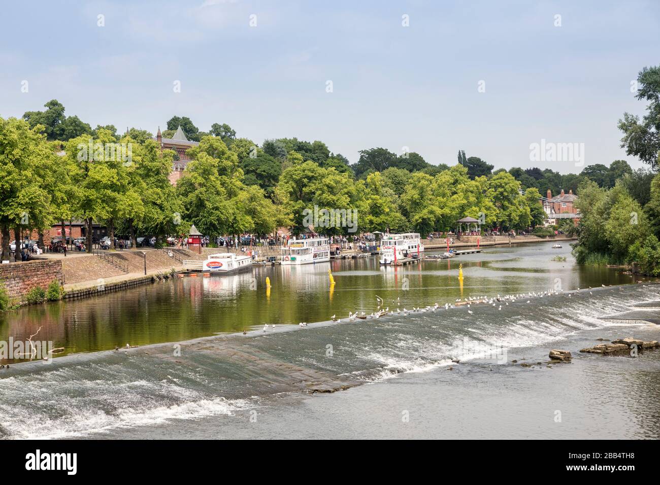 Weir e barche turistiche sul fiume Dee, Chester, Cheshire, Inghilterra, Regno Unito Foto Stock