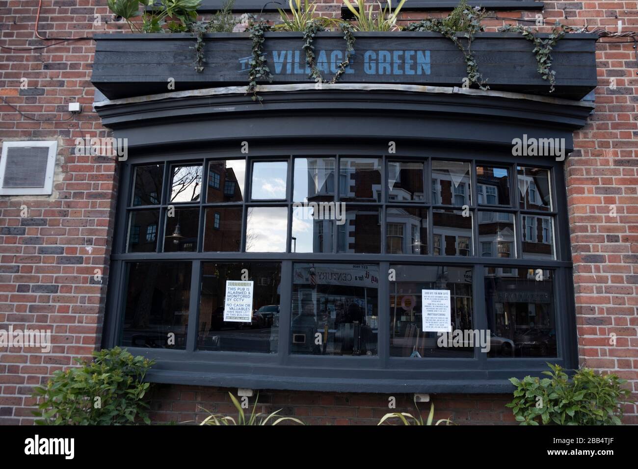 Coronavirus Covid-19 avviso nella finestra del pub Village Green, Muswell Hill London, 29th marzo 2020 Foto Stock